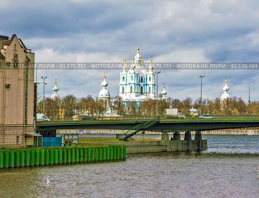Малоохтинский мост с видом на Смольный собор. Санкт-Петербург (2020 год). Стоковое фото, фотограф Сергей Афанасьев / Фотобанк Лори
