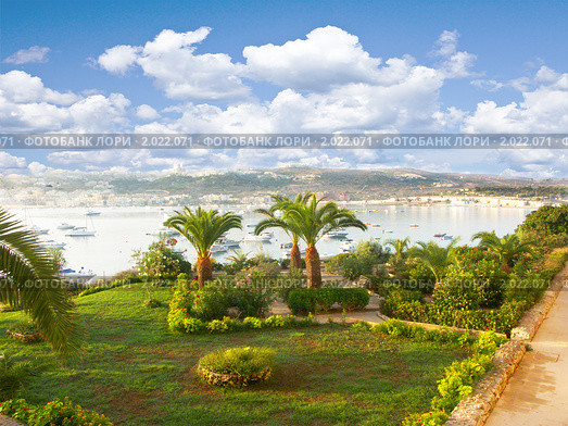 Мальта. Вид на город Mellieha (Милиха)  через бухту Mellieha Bay (Мелиха бэй). (2007 год). Стоковое фото, фотограф Куликов Константин / Фотобанк Лори
