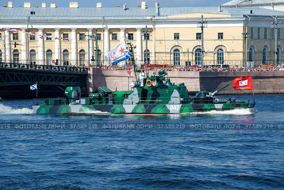 Малый речной артиллерийский катер № 042 проекта 1204 на военно-морском параде в честь Дня ВМФ. Санкт-Петербург (2018 год). Редакционное фото, фотограф Виктор Карасев / Фотобанк Лори