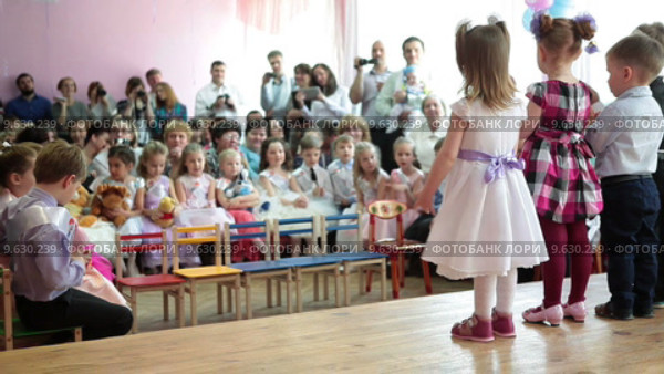 Малыши из младшей группы поют песни для выпускников и родителей выпускников детского зала (2015 год). Редакционное видео, видеограф Кекяляйнен Андрей / Фотобанк Лори