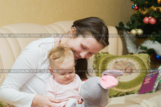 Мама играет с ребенком. Стоковое фото, фотограф Владимир Сидорович / Фотобанк Лори