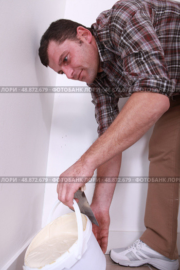 Man about to pour some plaster. Стоковое фото, агентство Ingram Publishing / Фотобанк Лори