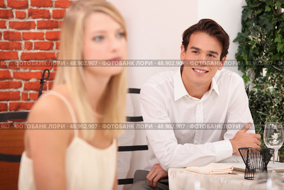 Man admiring blond woman. Стоковое фото, агентство Ingram Publishing / Фотобанк Лори