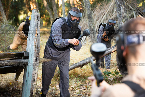 Man aiming with paintball market on battleground. Стоковое фото, фотограф Яков Филимонов / Фотобанк Лори