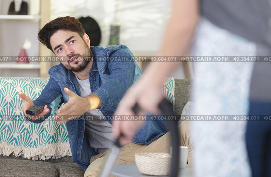 man and woman arguing about cleaning tasks. Стоковое фото, агентство Ingram Publishing / Фотобанк Лори