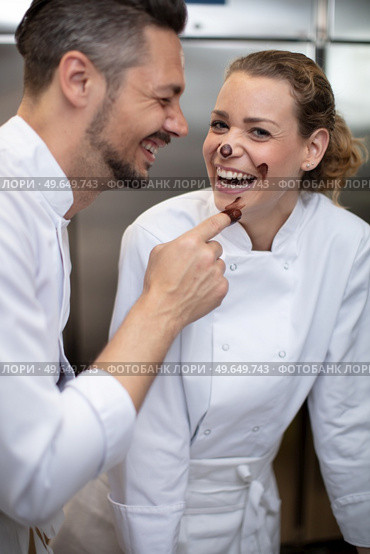 man and woman having fun with chocolate in icecream factory. Стоковое фото, агентство Ingram Publishing / Фотобанк Лори