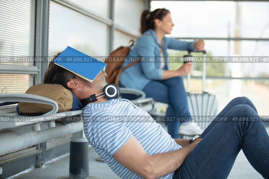 man and woman sitting at train station. Стоковое фото, агентство Ingram Publishing / Фотобанк Лори