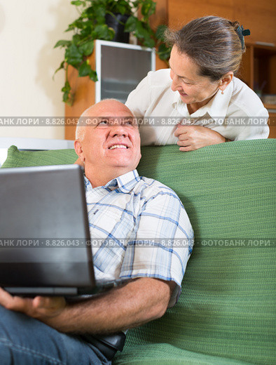 man and woman using laptop at home. Стоковое фото, фотограф Яков Филимонов / Фотобанк Лори