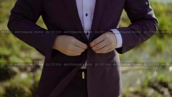 Man buttoning jacket. Стоковое видео, видеограф Алексей / Фотобанк Лори