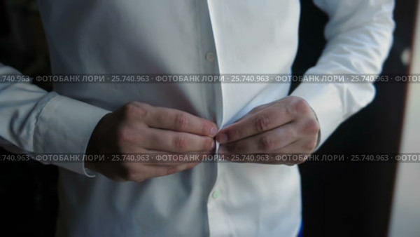 Man Buttoning White Shirt. Стоковое видео, видеограф Станислав Панкратов / Фотобанк Лори