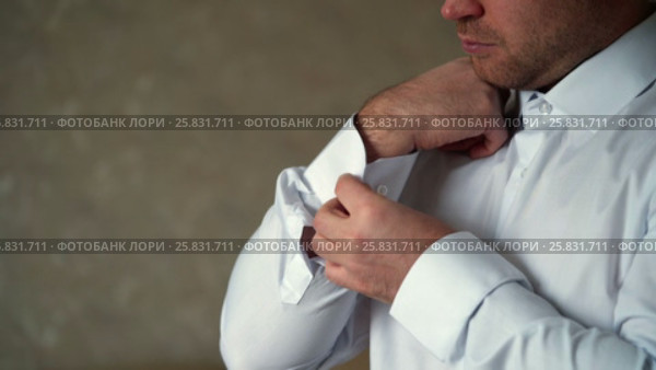 Man buttoning white shirt. Стоковое видео, видеограф Алексей / Фотобанк Лори