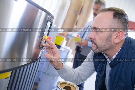 man checking tank at the factory. Стоковое фото, агентство Ingram Publishing / Фотобанк Лори