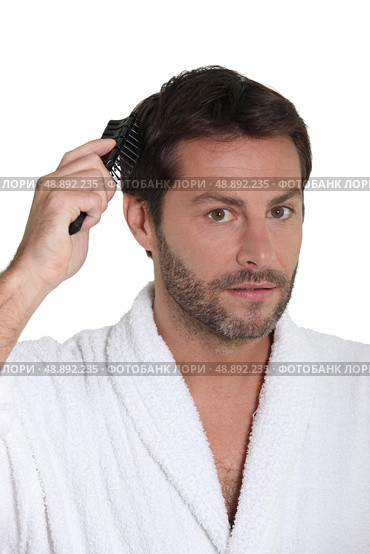 Man combing hair. Стоковое фото, агентство Ingram Publishing / Фотобанк Лори