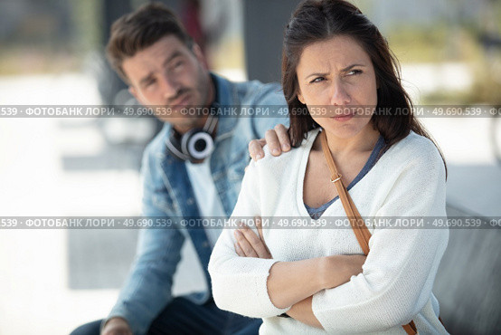 man comforting a sad girl mourning in a train station. Стоковое фото, агентство Ingram Publishing / Фотобанк Лори