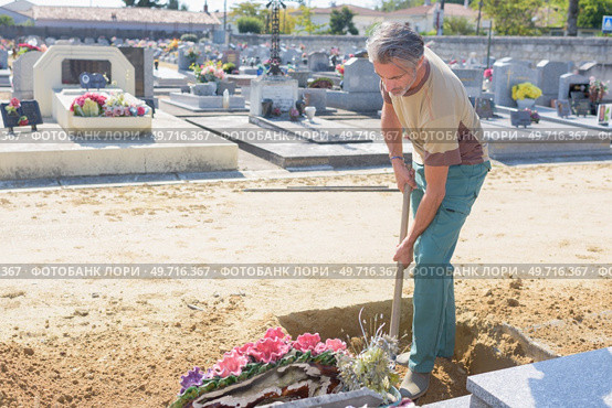 man digging at a graveyard. Стоковое фото, агентство Ingram Publishing / Фотобанк Лори