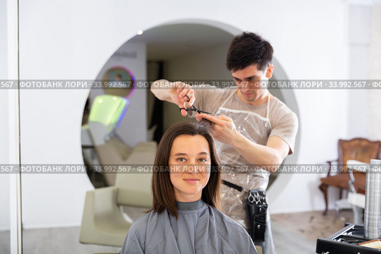 Man doing haircut for woman in salon. Стоковое фото, фотограф Яков Филимонов / Фотобанк Лори