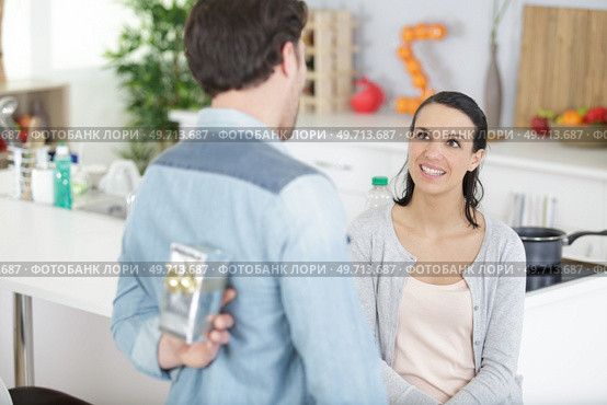 man giving a present to his girlfriend. Стоковое фото, агентство Ingram Publishing / Фотобанк Лори
