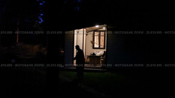Man going to the house. Стоковое видео, видеограф Алексей / Фотобанк Лори