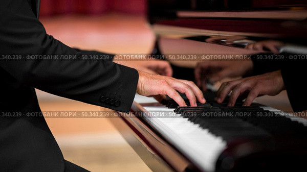 man having classical piano recital. Стоковое фото, агентство Ingram Publishing / Фотобанк Лори