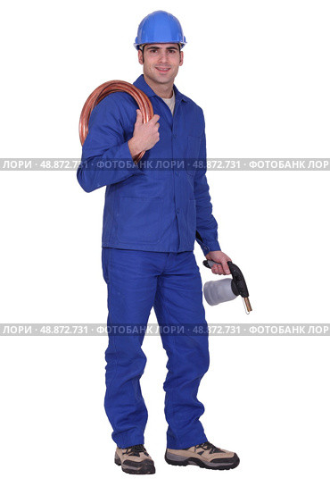 Man holding copper piping and blowtorch. Стоковое фото, агентство Ingram Publishing / Фотобанк Лори
