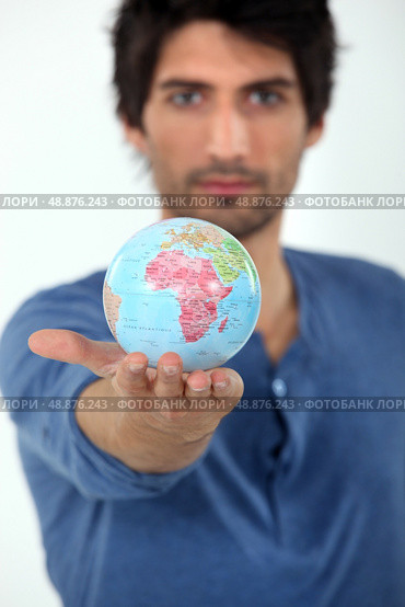 Man holding the world in the palm of his hand. Стоковое фото, агентство Ingram Publishing / Фотобанк Лори