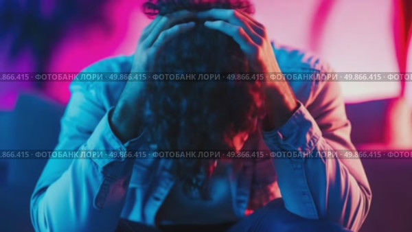 Man in Despair: Head in Hands Under Neon Lights. Стоковое AI-видео, аниматор Данила Большаков / Фотобанк Лори