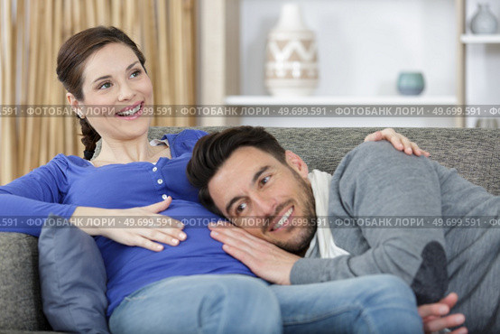 man leaned on his pregnant wifes belly. Стоковое фото, агентство Ingram Publishing / Фотобанк Лори