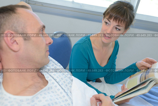 man listening his wife reading to him. Стоковое фото, агентство Ingram Publishing / Фотобанк Лори