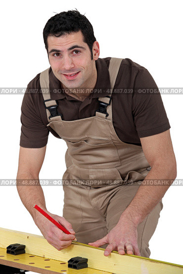 Man marking wood. Стоковое фото, агентство Ingram Publishing / Фотобанк Лори