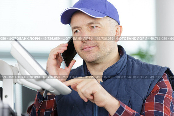 man on telephone next to broken photocopier. Стоковое фото, агентство Ingram Publishing / Фотобанк Лори