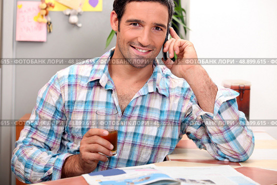 Man on the telephone having breakfast. Стоковое фото, агентство Ingram Publishing / Фотобанк Лори