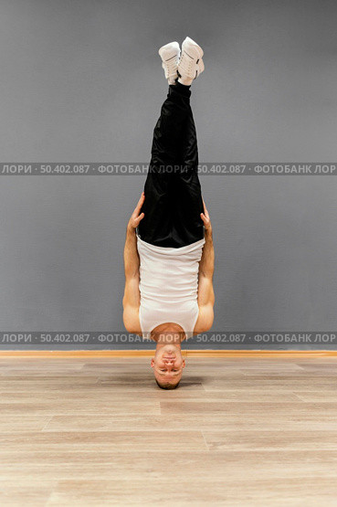 man performing breakdance 2. Стоковое фото, агентство Ingram Publishing / Фотобанк Лори