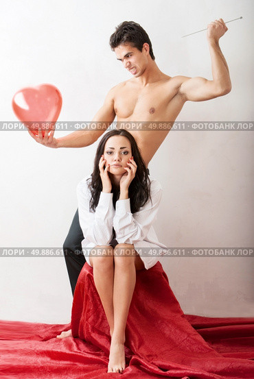 Man pierces the heart, she is going through. concept problematic relationship. Стоковое фото, агентство Ingram Publishing / Фотобанк Лори