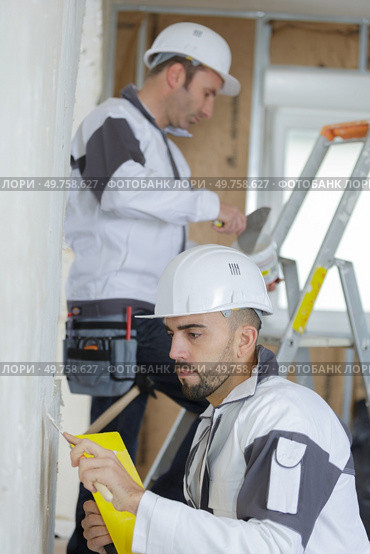 man plastering wall with trowel. Стоковое фото, агентство Ingram Publishing / Фотобанк Лори