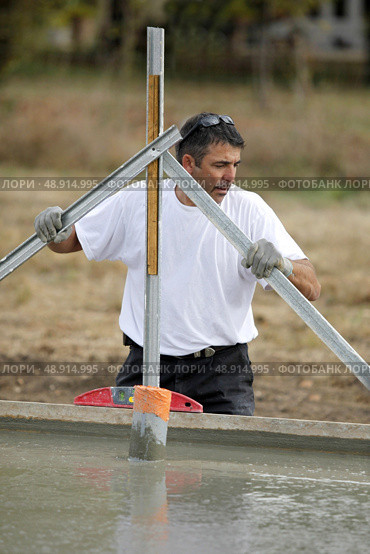 Man preparing building foundations. Стоковое фото, агентство Ingram Publishing / Фотобанк Лори