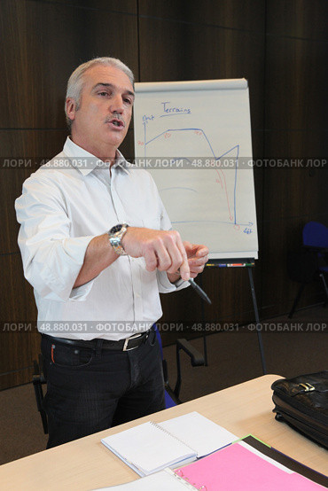 Man presenting findings on a flip chart. Стоковое фото, агентство Ingram Publishing / Фотобанк Лори