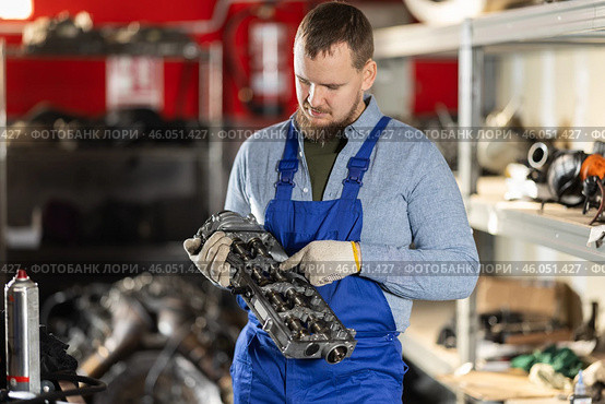 Man professional auto mechanic repairing car engine in garage. Стоковое фото, фотограф Яков Филимонов / Фотобанк Лори