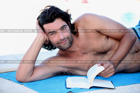 Man reading outside. Стоковое фото, агентство Ingram Publishing / Фотобанк Лори