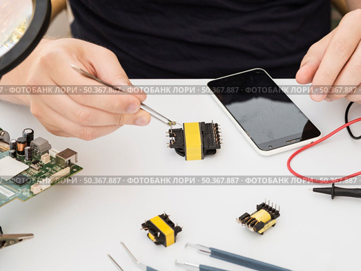man repairing electronic component. Стоковое фото, агентство Ingram Publishing / Фотобанк Лори