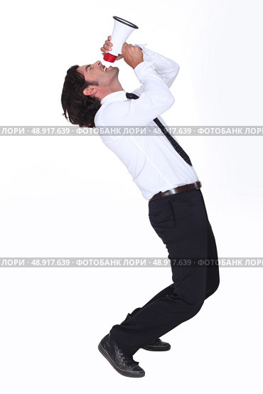 Man shouting in to megaphone. Стоковое фото, агентство Ingram Publishing / Фотобанк Лори