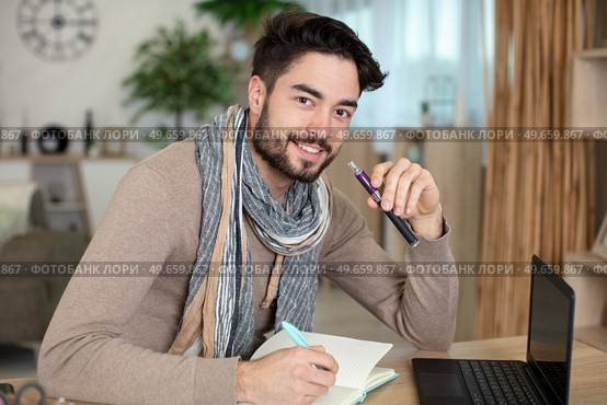 man smoking electronic cigarette in a home clothes. Стоковое фото, агентство Ingram Publishing / Фотобанк Лори