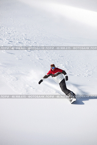 Man snowboarding alone. Стоковое фото, агентство Ingram Publishing / Фотобанк Лори