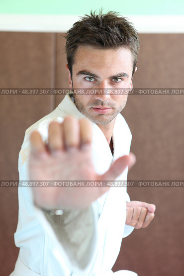 Man stood in martial art position. Стоковое фото, агентство Ingram Publishing / Фотобанк Лори
