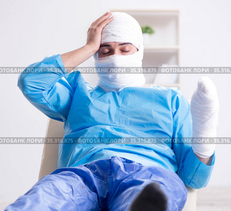 Man suffering from multiple broken bones and fractures. Стоковое фото, фотограф Elnur / Фотобанк Лори