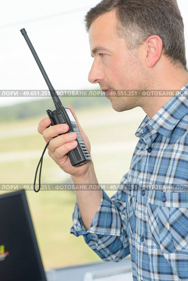 Man talking into walkie talkie. Стоковое фото, агентство Ingram Publishing / Фотобанк Лори