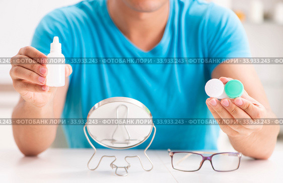 Man trying contact lenses at home. Стоковое фото, фотограф Elnur / Фотобанк Лори