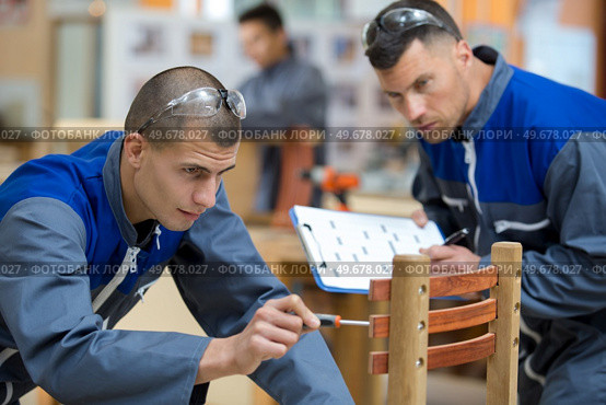 man trying to fix a chair. Стоковое фото, агентство Ingram Publishing / Фотобанк Лори