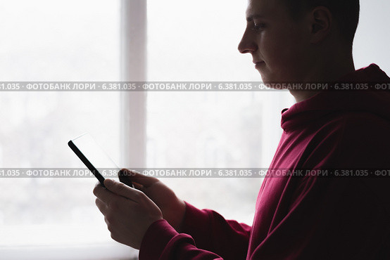 Man using digital tablet. Стоковое фото, агентство Ingram Publishing / Фотобанк Лори