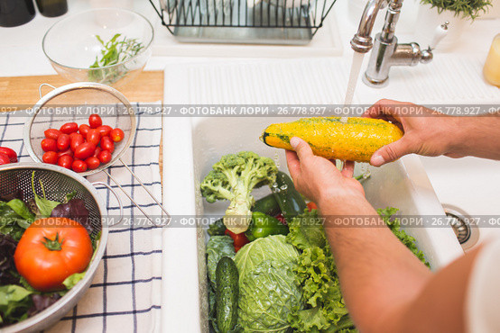 Man washes vegetables before eating. Стоковое фото, фотограф Кирилл Греков / Фотобанк Лори