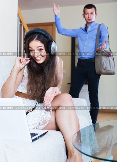 Man watching girlfriend playing online. Стоковое фото, фотограф Яков Филимонов / Фотобанк Лори